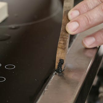 Overskytende fugemasse skrapes vekk Overskytende fugemasse skrapes vekk